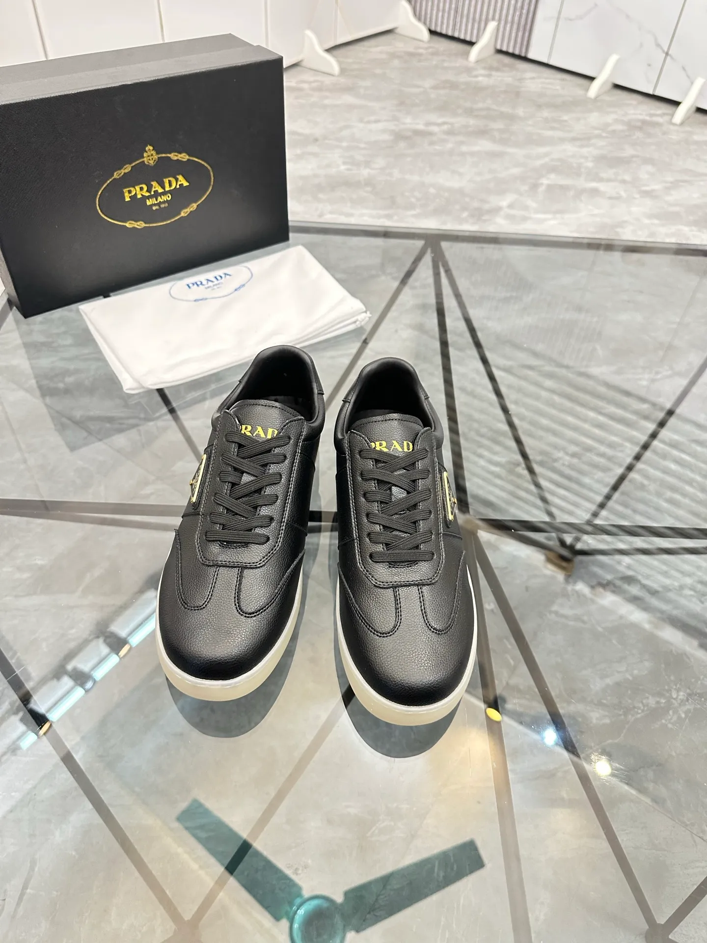 Men's shoes: 💰P400¥ Product trademark: Prada *"Prada*" low-top casual shoes Regular size: 38-44 (can be customized to 45) Product materials: imported cowhide upper, sheepskin lining, original outsole. Number: 020